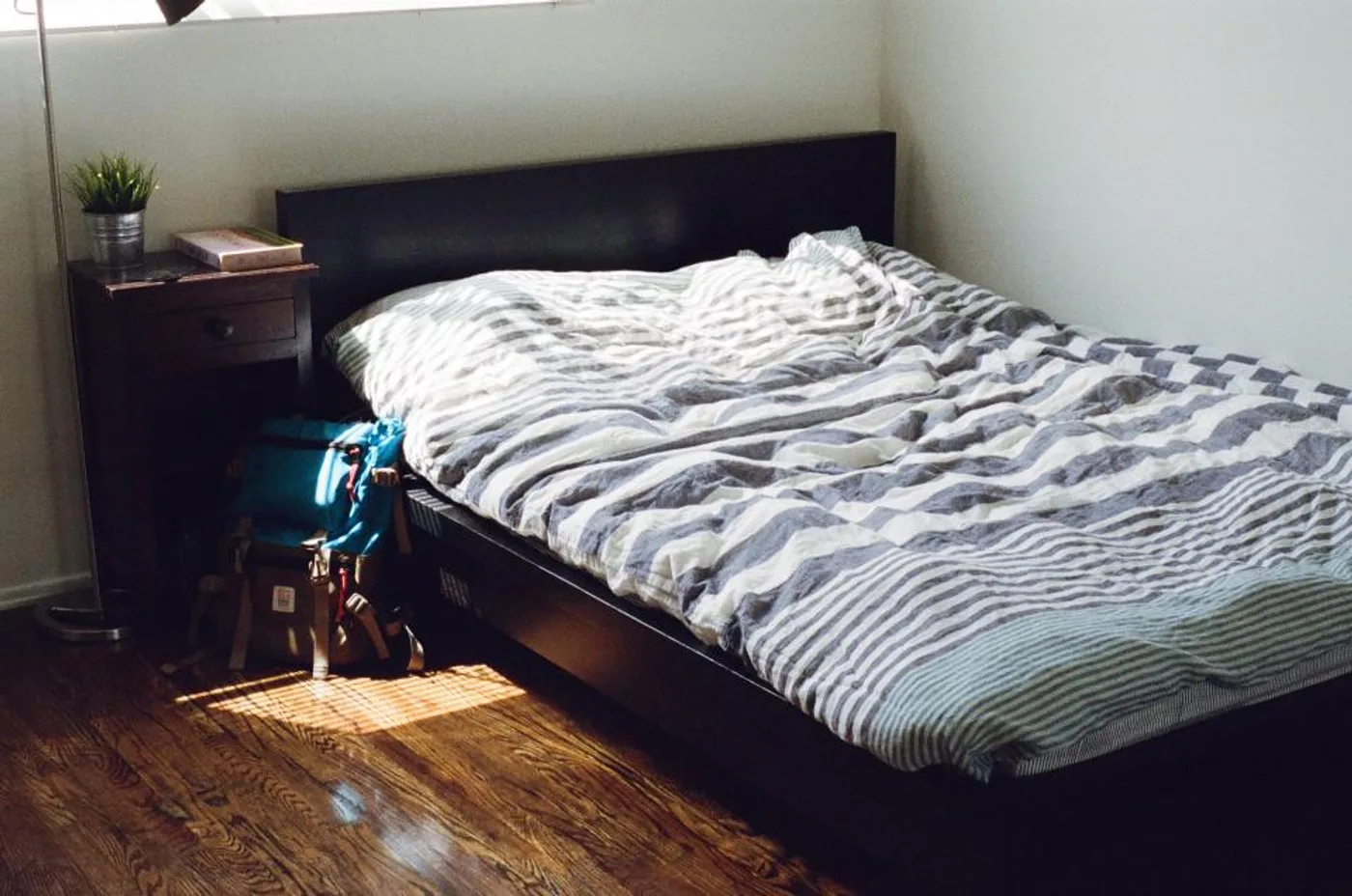 Neend Solid Wood Queen Bed