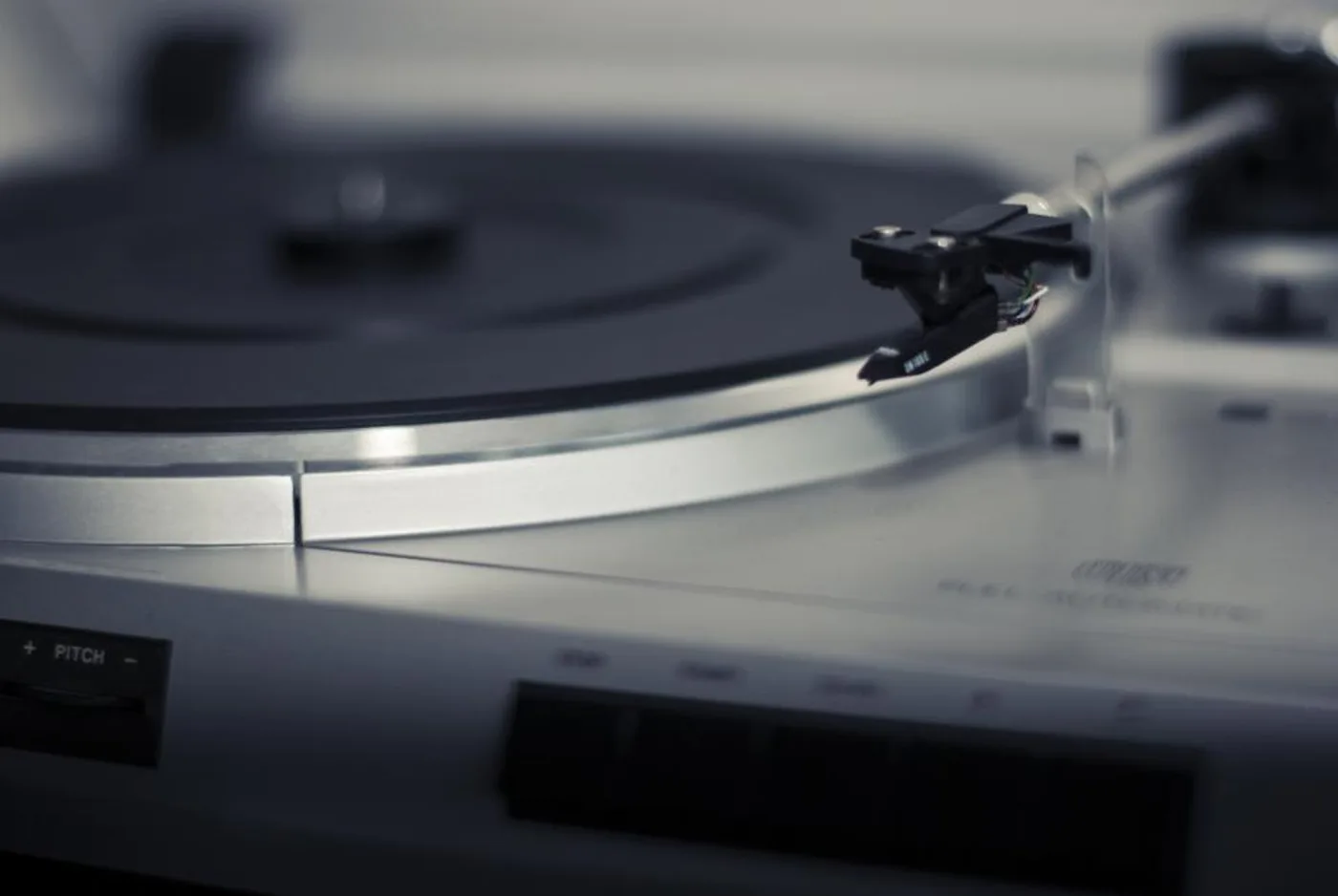Arc Turntable with Built-in Preamp